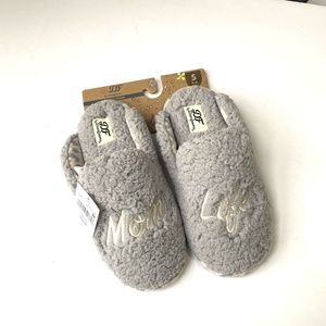 DEAR FOAMS New $32 Womens Small 5-6 Gray Mom Life Slip On Fuzzy Slippers D13